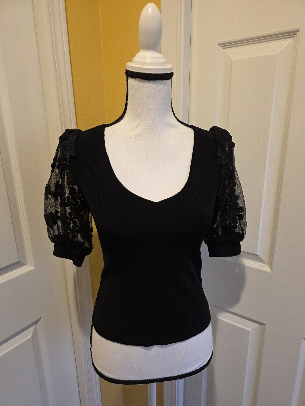 DOLAN ANTHROPOLOGIE BLACK V NECK TOP, SIZE XS